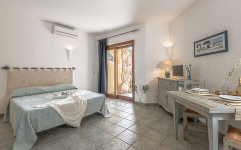 Casa D'orso Green Village Sardegna: Meubilair, Eigendom, Fotolijst, Interieur Ontwerp, Verlichting, Tafel, Hout, Architectuur, Verdieping, Muur