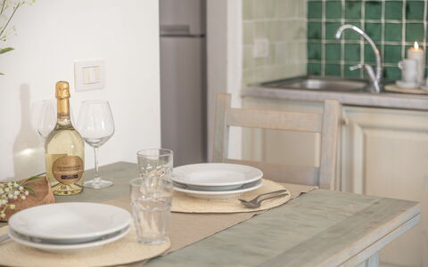 Casa D'orso Green Village Sardegna: Meubilair, Tableware, Dishware, Tafel, Kraan, Wastafel, Cabinetry, Hout, Interieur Ontwerp, Drinkware