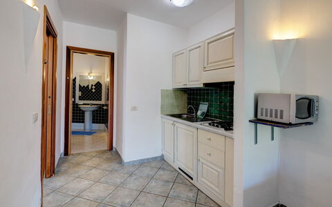 Casa Faro Green Village Sardegna: Cabinetry, Eigendom, Meubilair, Countertop, Gebouw, Verlichting, Hout, Kamerplant, Lade, Interieur Ontwerp