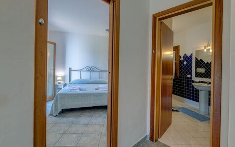 Casa Faro Green Village Sardegna: Gebouw, Meubilair, Comfort, Azure, Bed Frame, Spiegel, Hout, Bed, Verdieping, Hardwood
