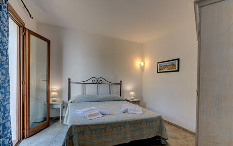Casa Faro Green Village Sardegna: Meubilair, Gebouw, Comfort, Azure, Blauw, Hout, Textiel, Bed, Bed Frame