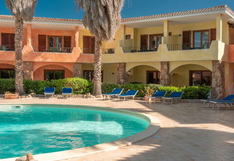 Casa Faro Green Village Sardegna: Water, Fabriek, Gebouw, Eigendom, Venster, Azure, Architectuur, Boom, Lucht, Vrije Tijd