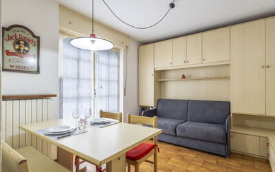 Tigli 622.2: Meubilair, Interieur Ontwerp, Plafond, Bankstel, Kamer, Verlichting, Flooring, Verdieping, Woonkamer, Appartement