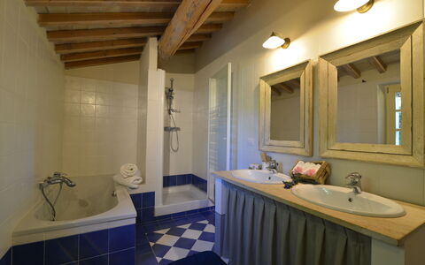 Villa Il Troscione: Muur, Flooring, Interieur Ontwerp, Verdieping, Loodgieterswerkinrichting, Meubilair, Plafond, Badkamer, Verlichting, Huis