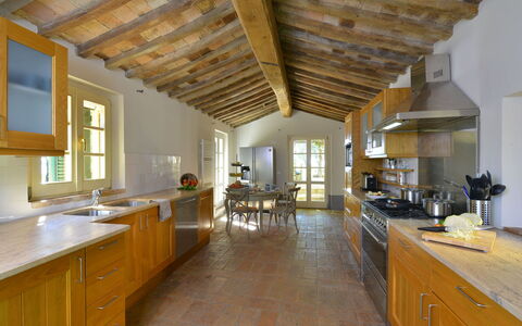 Villa Il Troscione: Meubilair, Flooring, Interieur Ontwerp, Hout, Keuken, Verdieping, Plafond, Countertop, Huis, Cabinetry