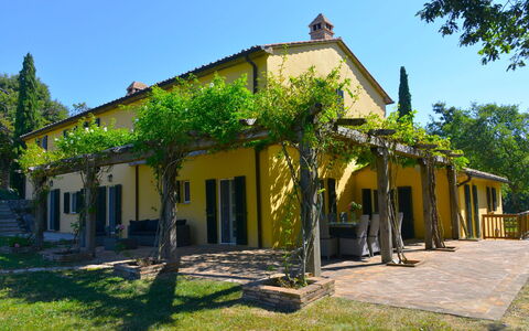 Villa Il Troscione: Huis, Schaduw, Deur, De Lente, Verblijf, Landgoed, Hacienda, Veranda, Tuin, Werf
