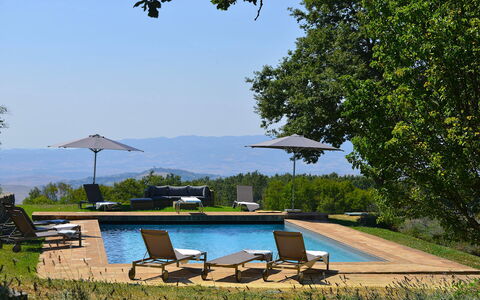 Villa Il Troscione: Zwembad, Ligstoel, Buitenmeubels, Schaduw, Toevlucht, Tuin, Landscaping, Eco Hotel, Chaise Longue, Paraplu