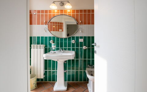 Villa Solemare: Interieur Ontwerp, Loodgieterswerkinrichting, Loodgieter, Kraan, Wastafel In De Badkamer, Tegel, Badkamer, Lichte Inrichting, Wastafel, Verf