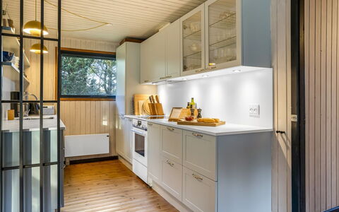Star - 600M from the Sea: Keuken, Countertop, Hout, Cabinetry, Interieur Ontwerp, Toestel Van De Keuken, Flooring, Plafond, Major Appliance, Kast