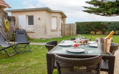 La Bernerie-En Retz 400: Meubilair, Huis, Verblijf, Buitenmeubels, Tuin, Werf, Backyard, Landscaping, Buitentafel, Landgoed