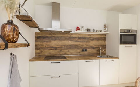 Domburgse Oase: Countertop, Cabinetry, Keuken, Flooring, Interieur Ontwerp, Meubilair, Hout, Verdieping, Toestel Van De Keuken, Lade