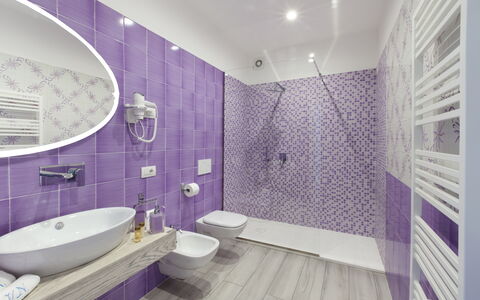Villa Neranyum: Loodgieterswerkinrichting, Flooring, Interieur Ontwerp, Verdieping, Badkamer, Toilet, Wastafel, Kraan, Loodgieter, Wastafel In De Badkamer