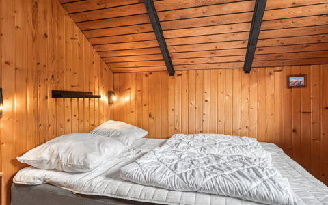 Jantje - 500M to the Fjord: Bed, Slaapkamer, Laken, Hout, Bedding, Interieur Ontwerp, Verdieping, Plafond, Bed Frame, Meubilair