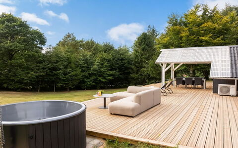 Jantje - 500M to the Fjord: Hout, Dek, Land Lot, Buitenmeubels, Hardwood, Schaduw, Tuin, Houten Vloer, Beits, Backyard