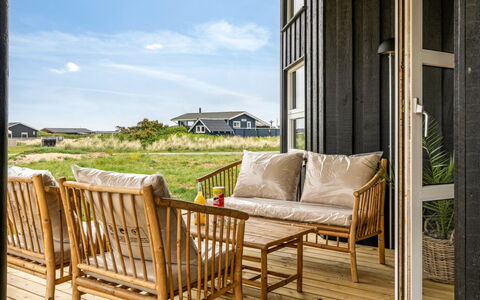 Apelone - 280M from the Sea: Flooring, Muur, Verdieping, Interieur Ontwerp, Hout, Plafond, Houten Vloer, Verlichting, Meubilair, Laminaatvloer