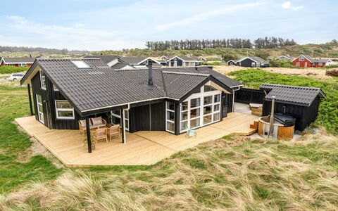 Apelone - 280M from the Sea: Flooring, Muur, Verdieping, Interieur Ontwerp, Hout, Plafond, Houten Vloer, Verlichting, Meubilair, Laminaatvloer