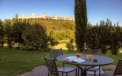 Le Volte, Borgo Campassini, Monteriggioni: Gras, Struik, Landschap, Land Lot, Groundcover, Tuin, Buitenmeubels, Landscaping, Gazon, Werf