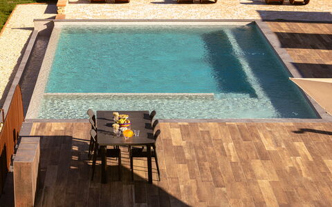 Il Borgo, Borgo Campassini, Monteriggioni: Zwembad, Hout, Flooring, Verdieping, Samengesteld Materiaal, Buitenmeubels, Beits, Flagstone, Hardwood, Houten Vloer