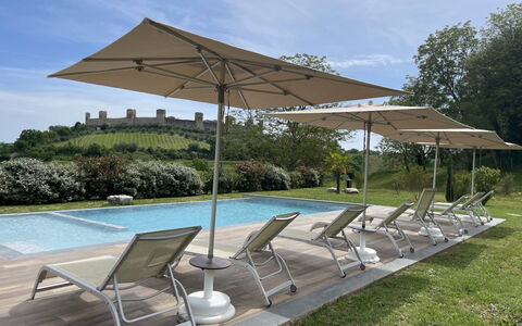Il Borgo, Borgo Campassini, Monteriggioni: Meubilair, Paraplu, Buitenmeubels, Stoel, Schaduw, Buitentafel, Tafel, Ligstoel, Tuin, Canopy
