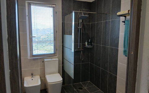 Villa dei Sogni: Loodgieterswerkinrichting, Wc Bril, Badkamer, Toilet, Flooring, Verdieping, Interieur Ontwerp, Loodgieter, Tegel, Glas