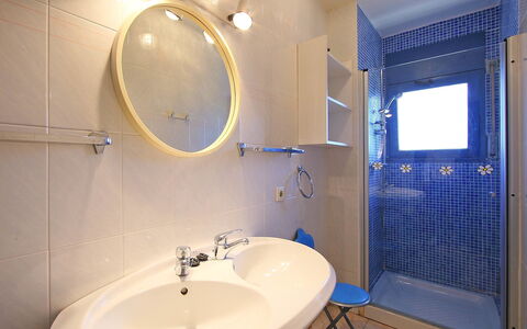 Don Felipe: Badkamer, Eigendom, Kamer, Tegel, Blauw, Loodgieterswerkinrichting, Wastafel In De Badkamer, Wastafel, Verlichting, Kraan