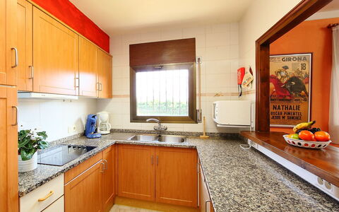 Don Felipe: Countertop, Eigendom, Kamer, Cabinetry, Meubilair, Keuken, Gebouw, Geel, Onroerend Goed, Interieur Ontwerp