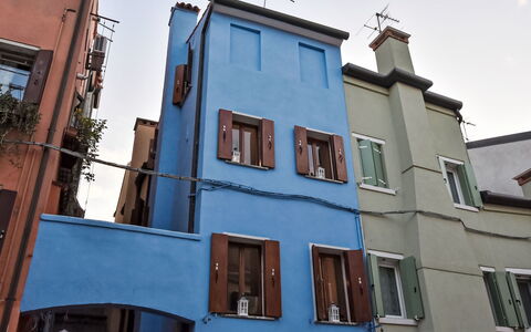 La Casa di Lu': Blauw, Muur, Samengesteld Materiaal, Ijzer, Verf, Metaal, Appartement, Balkon, Daylighting
