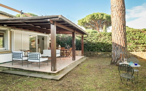 Il Gualdo: Hout, Meubilair, Veranda, Tuin, Buitenmeubels, Huis, Deur, Backyard, Outdoor Structuur, Schaduw