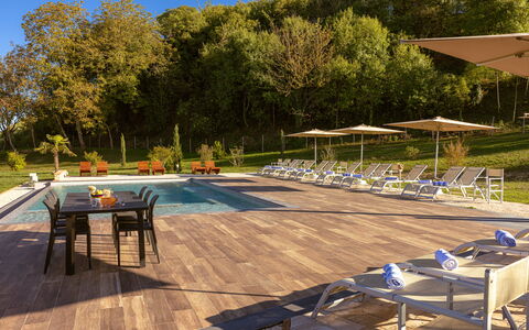 La Piazzetta, Borgo Campassini, Monteriggioni: Zwembad, Buitenmeubels, Meubilair, Toevlucht, Ligstoel, Stoel, Eco Hotel, Paraplu, Vrije Tijd, Tuin