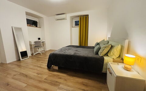 Appartamento Soul & Travel Ac And Wifi Croazia: Meubilair, Interieur Ontwerp, Verdieping, Flooring, Bed, Muur, Hout, Kamer, Houten Vloer, Slaapkamer