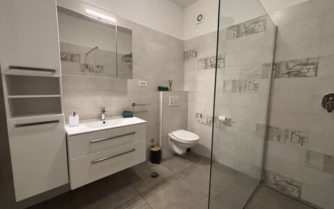 Appartamento Soul & Travel Ac And Wifi Croazia: Flooring, Verdieping, Loodgieterswerkinrichting, Interieur Ontwerp, Badkamer, Loodgieter, Tegel, Wastafel In De Badkamer