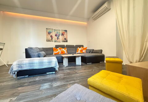 Appartamento Soul & Travel Ac And Wifi Croazia: Meubilair, Interieur Ontwerp, Bankstel, Flooring, Verdieping, Hout, Plafond, Kamer, Woonkamer, Verlichting