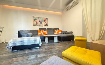 Appartamento Soul & Travel Ac And Wifi Croazia: Meubilair, Interieur Ontwerp, Bankstel, Flooring, Verdieping, Hout, Plafond, Kamer, Woonkamer, Verlichting