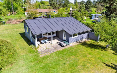 Ginette - 500M from the Sea: Dak, Huis, Verblijf, Schaduw, Gazon, Garden Gebouwen, Landgoed, Siding, Werf, Tuin