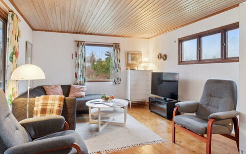 Ginette - 500M from the Sea: Meubilair, Interieur Ontwerp, Flooring, Muur, Verdieping, Hout, Plafond, Kamer, Woonkamer, Bankstel