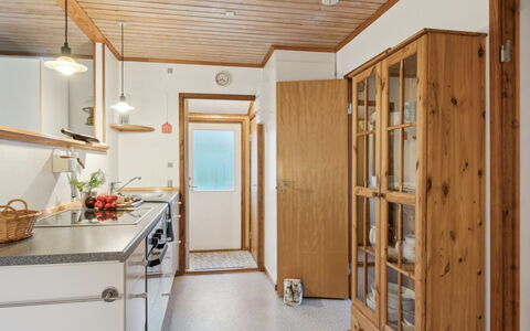 Ginette - 500M from the Sea: Flooring, Hout, Interieur Ontwerp, Plafond, Meubilair, Countertop, Cabinetry, Verdieping, Keuken, Lichte Inrichting