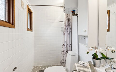 Ginette - 500M from the Sea: Muur, Flooring, Badkamer, Loodgieterswerkinrichting, Wc Bril, Verdieping, Interieur Ontwerp, Toilet, Plafond, Loodgieter