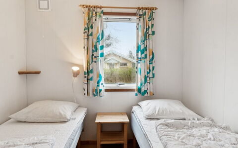 Ginette - 500M from the Sea: Hout, Slaapkamer, Bed, Huis, Stapelbed, Bed Frame, Bedding, Herberg, Linens, Laken
