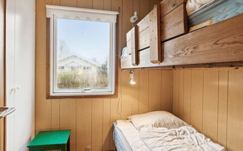Ginette - 500M from the Sea: Hout, Slaapkamer, Flooring, Verdieping, Interieur Ontwerp, Bed, Plafond, Beits, Kamer, Stapelbed