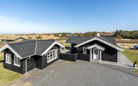 Djuna - 550M from the Sea: Hout, Huis, Veranda, Dek, Hardwood, Dak, Beits, Houten Vloer, Eco Hotel