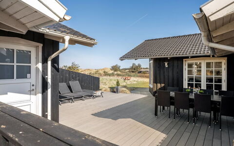 Djuna - 550M from the Sea: Hout, Huis, Veranda, Dek, Hardwood, Dak, Beits, Houten Vloer, Eco Hotel