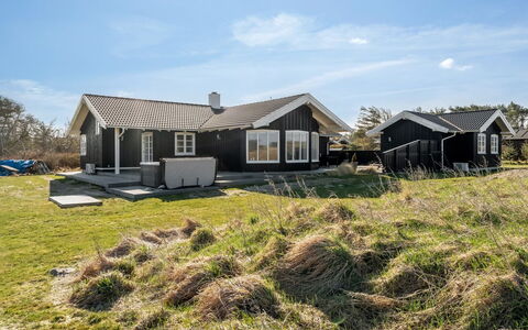 Djuna - 550M from the Sea: Hout, Huis, Veranda, Dek, Hardwood, Dak, Beits, Houten Vloer, Eco Hotel