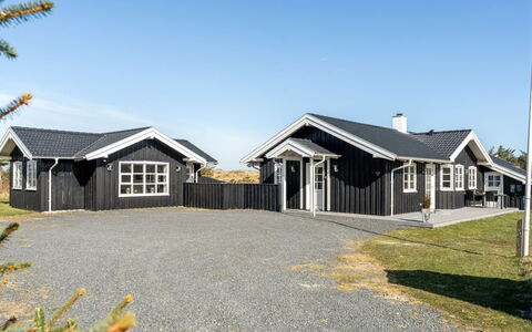 Djuna - 550M from the Sea: Hout, Huis, Veranda, Dek, Hardwood, Dak, Beits, Houten Vloer, Eco Hotel