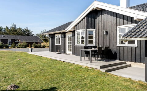 Djuna - 550M from the Sea: Hout, Huis, Veranda, Dek, Hardwood, Dak, Beits, Houten Vloer, Eco Hotel
