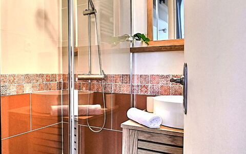 Le Douhet 2: Badkamer, Loodgieterswerkinrichting, Flooring, Verdieping, Interieur Ontwerp, Loodgieter, Tegel, Douche, Spiegel, Toilet