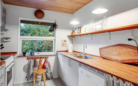 Floora - 20M from the Sea: Keuken, Interieur Ontwerp, Countertop, Hout, Plafond, Flooring, Toestel Van De Keuken, Lichte Inrichting, Verlichting, Meubilair