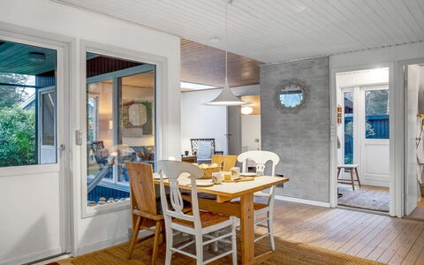 Floora - 20M from the Sea: Meubilair, Interieur Ontwerp, Flooring, Verdieping, Hout, Plafond, Stoel, Lichte Inrichting, Kamer, Eetkamer