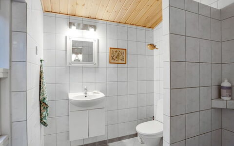 Floora - 20M from the Sea: Muur, Flooring, Loodgieterswerkinrichting, Verdieping, Interieur Ontwerp, Wastafel, Badkamer, Plafond, Tegel, Toilet