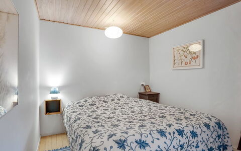Floora - 20M from the Sea: Bed, Slaapkamer, Interieur Ontwerp, Muur, Laken, Bedding, Plafond, Hout, Verdieping, Flooring