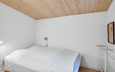 Floora - 20M from the Sea: Muur, Interieur Ontwerp, Slaapkamer, Flooring, Hout, Verdieping, Plafond, Bed, Houten Vloer, Lichte Inrichting